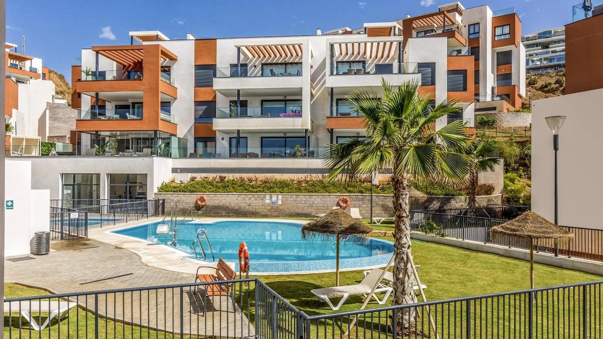 Vivi Homes - Boa Pool, Terrace & Sea View Фуэнхирола