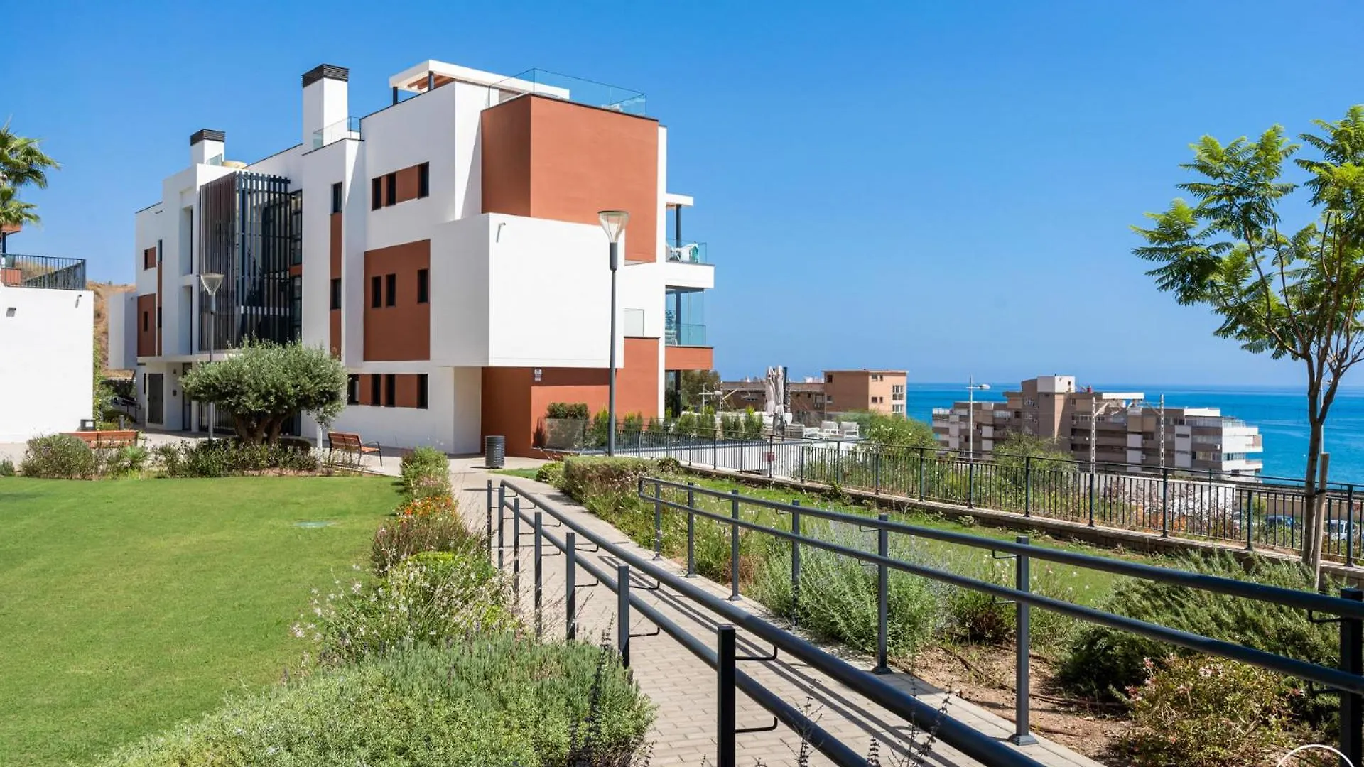 Vivi Homes - Boa Pool, Terrace & Sea View Фуэнхирола Апартаменты