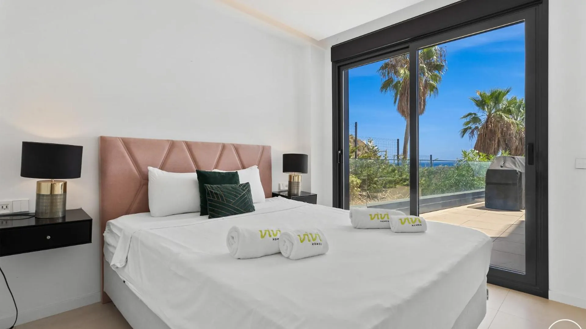 Vivi Homes - Boa Pool, Terrace & Sea View Фуэнхирола